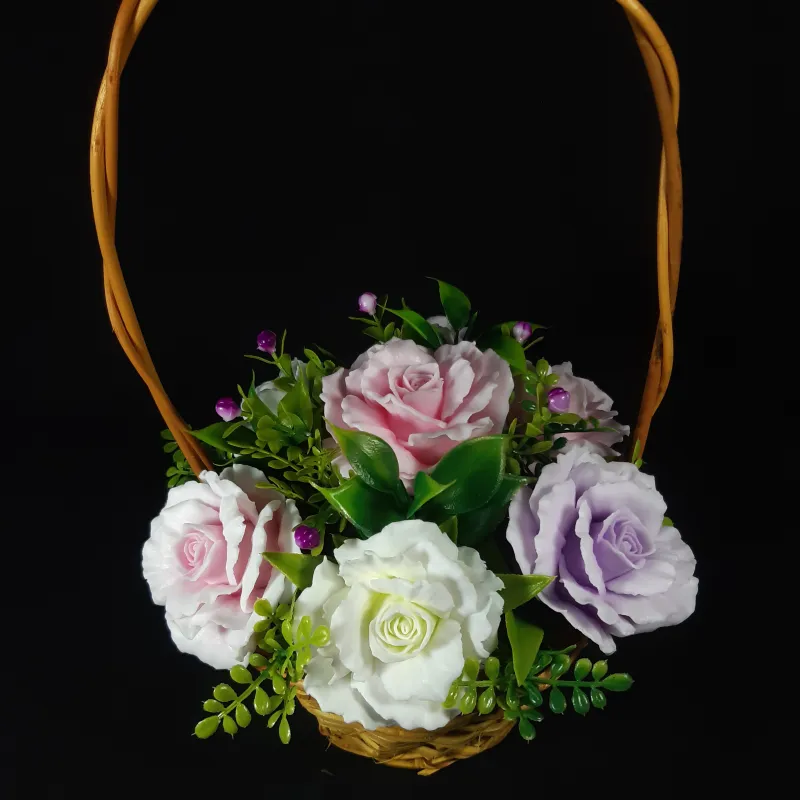 Sedam pastelnih ruža u pletenoj korpi