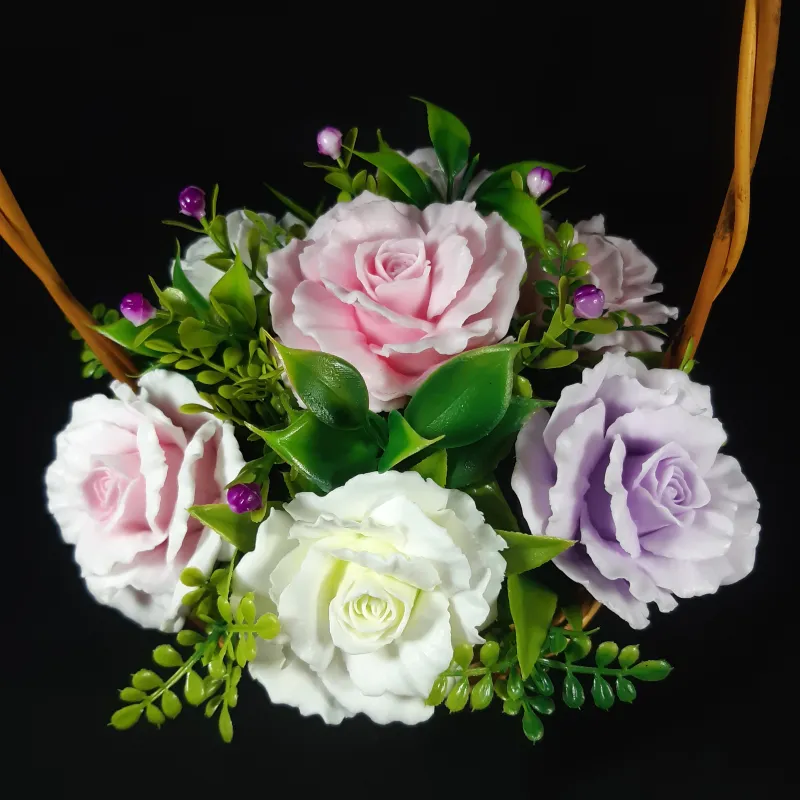 Sedam pastelnih ruža u pletenoj korpi