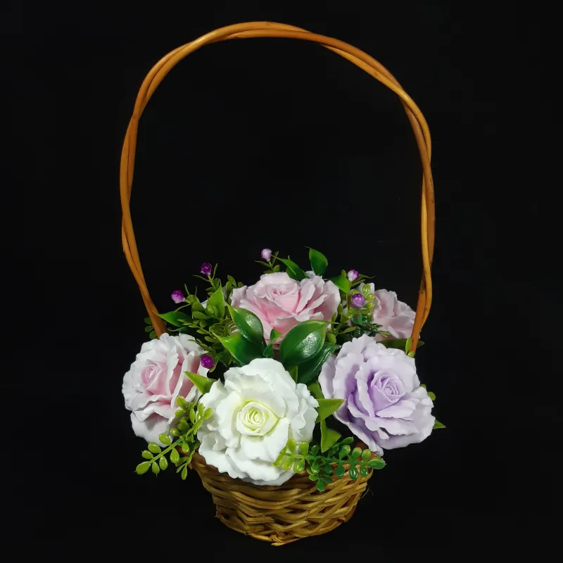 Sedam pastelnih ruža u pletenoj korpi