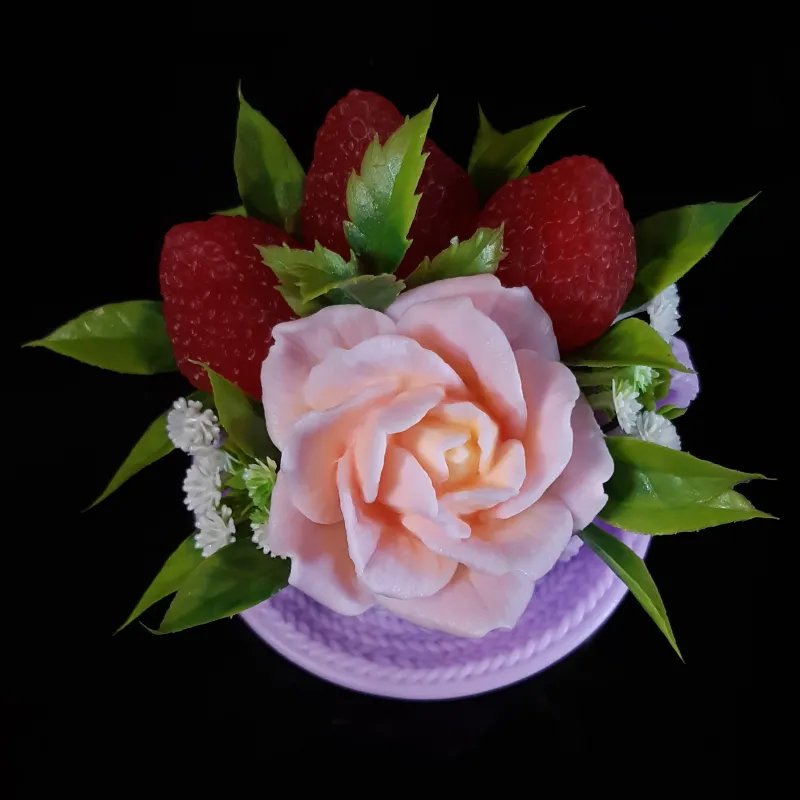 Šolja sa ružom i jagodom ljubičasta