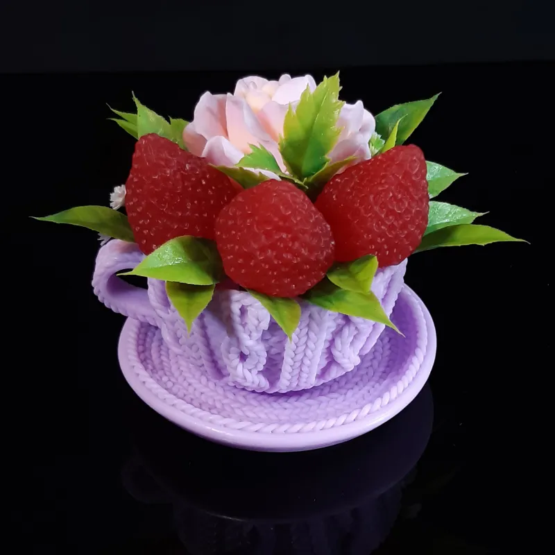 Šolja sa ružom i jagodom ljubičasta