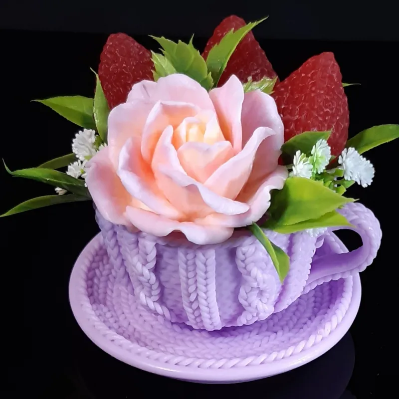 Šolja sa ružom i jagodom ljubičasta