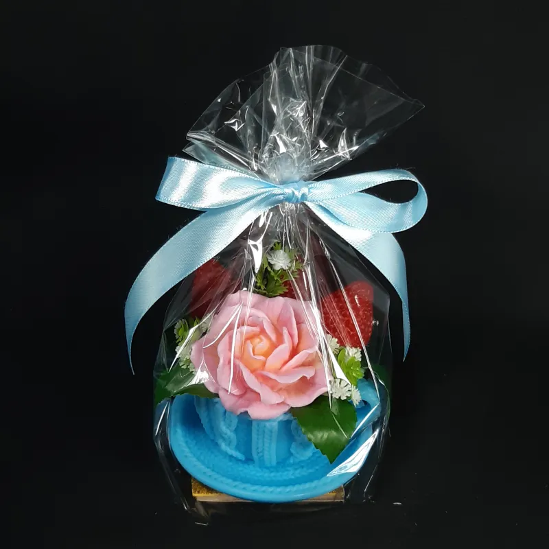 Šolja sa ružom i jagodom plava