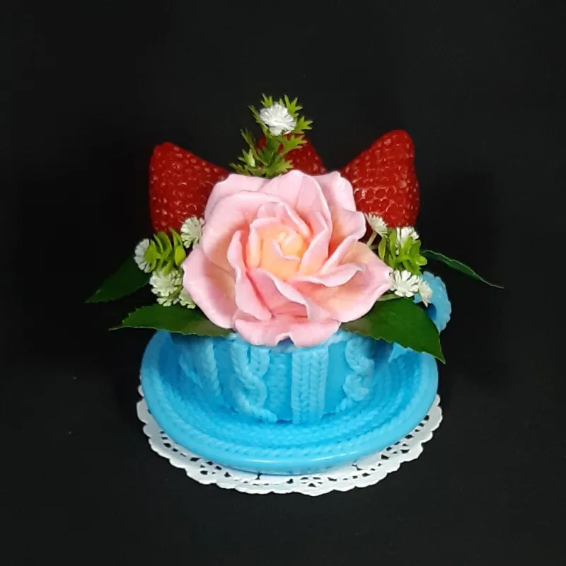 Šolja sa ružom i jagodom plava