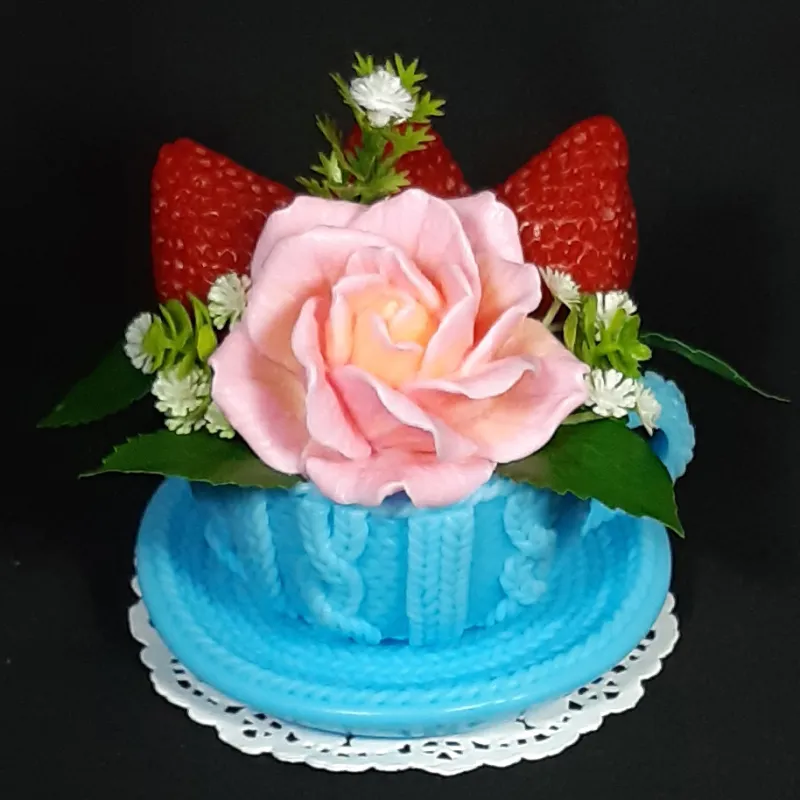 Šolja sa ružom i jagodom plava