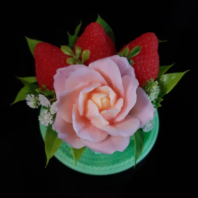 Šolja sa ružom i jagodom zelena