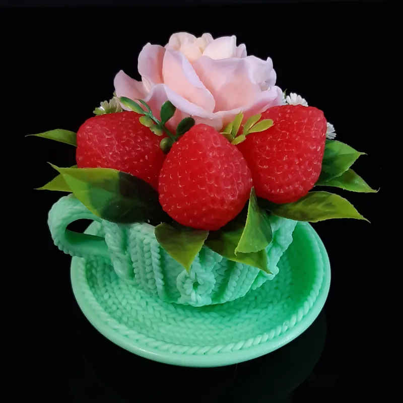 Šolja sa ružom i jagodom zelena