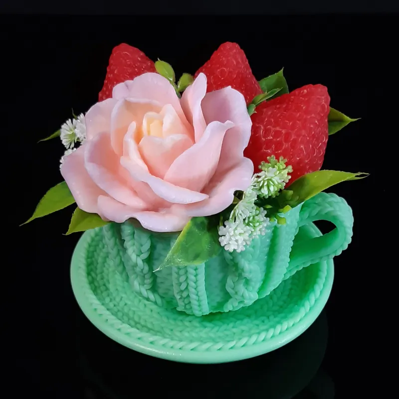 Šolja sa ružom i jagodom zelena