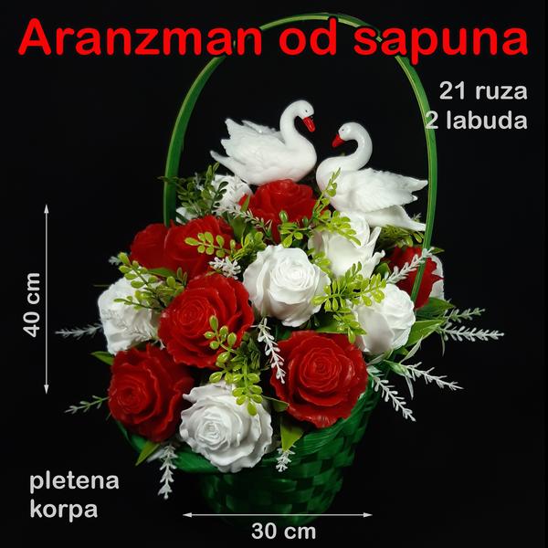 Labudova elegancija – 21 ruža od sapuna u pletenoj korpi