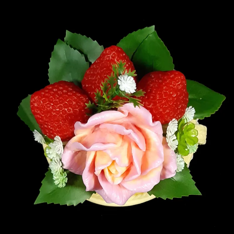 Šolja sa ružom i jagodom zuta