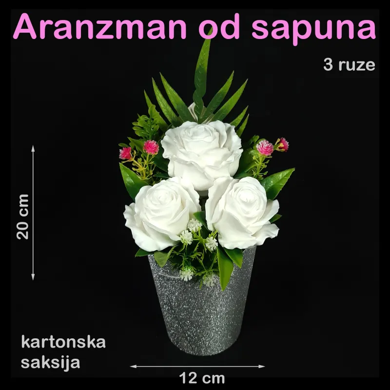 Tri bele ruže u ukrasnoj čaši