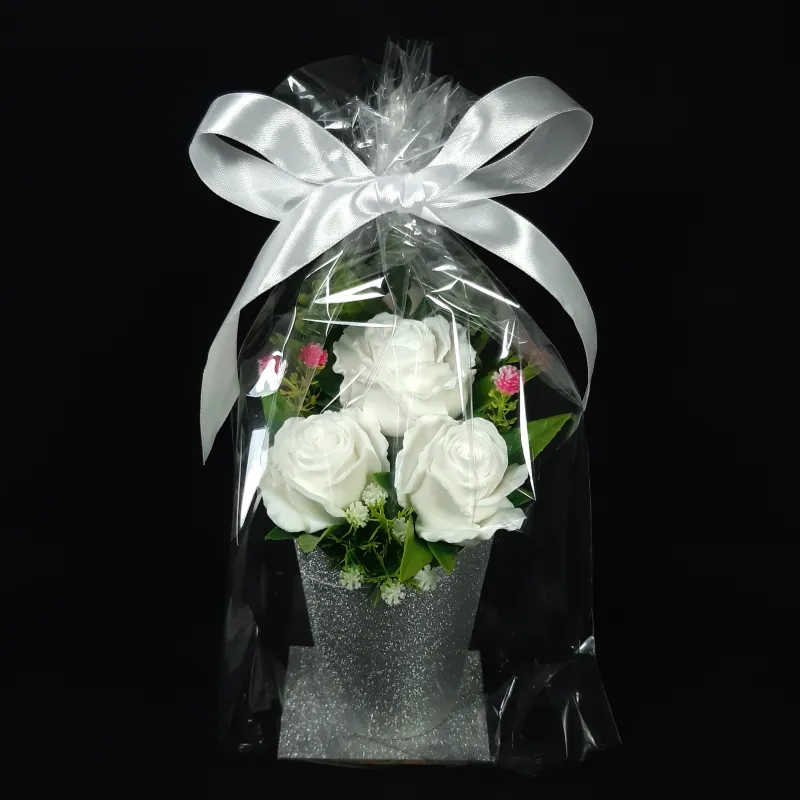 Tri bele ruže u ukrasnoj čaši