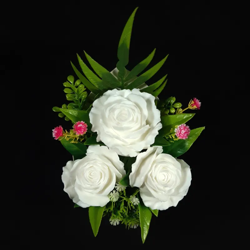 Tri bele ruže u ukrasnoj čaši