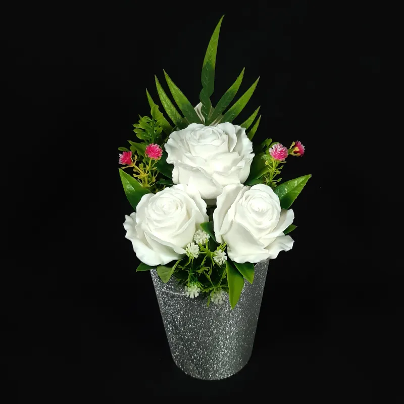 Tri bele ruže u ukrasnoj čaši