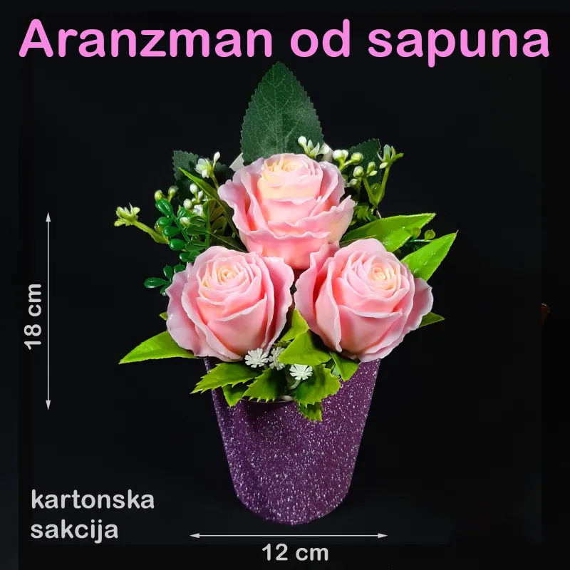 Tri roze ruže u ukrasnoj čaši