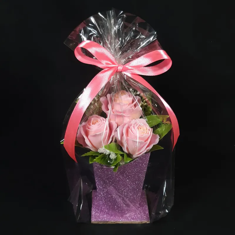 Tri roze ruže u ukrasnoj čaši