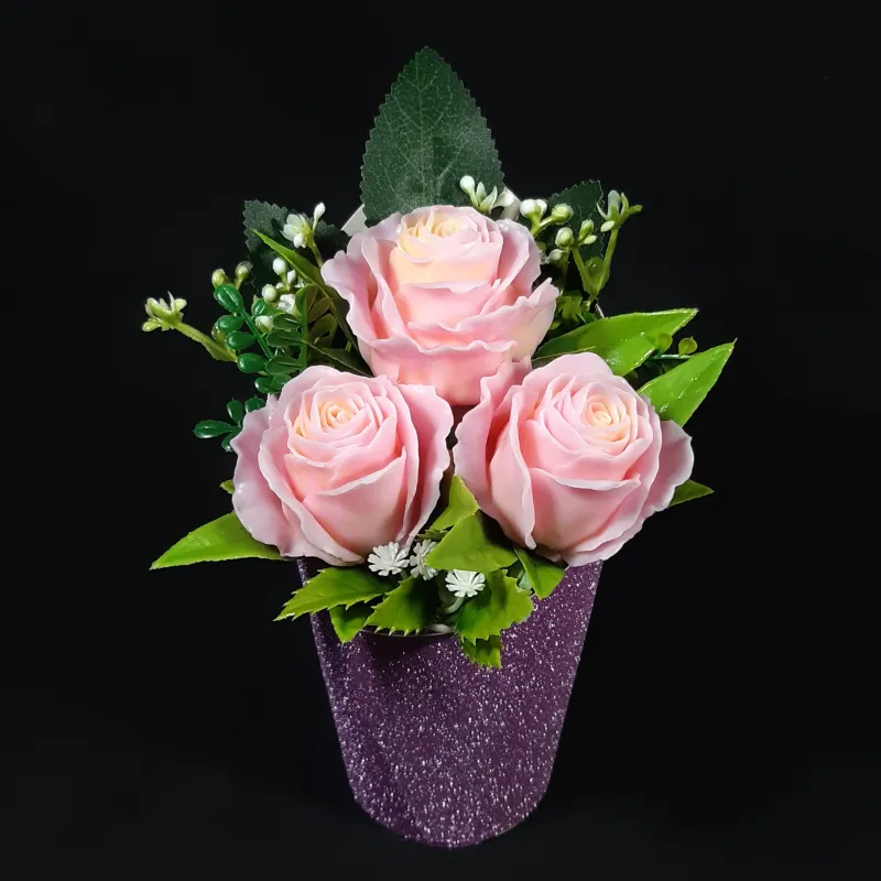 Tri roze ruže u ukrasnoj čaši