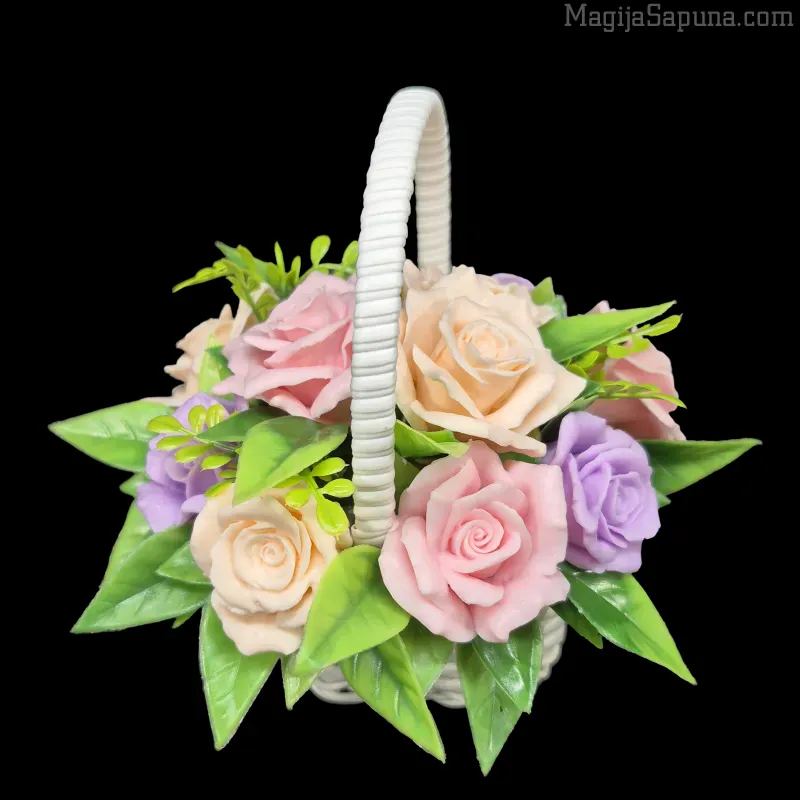 Elegantna pletena korpica sa ružama