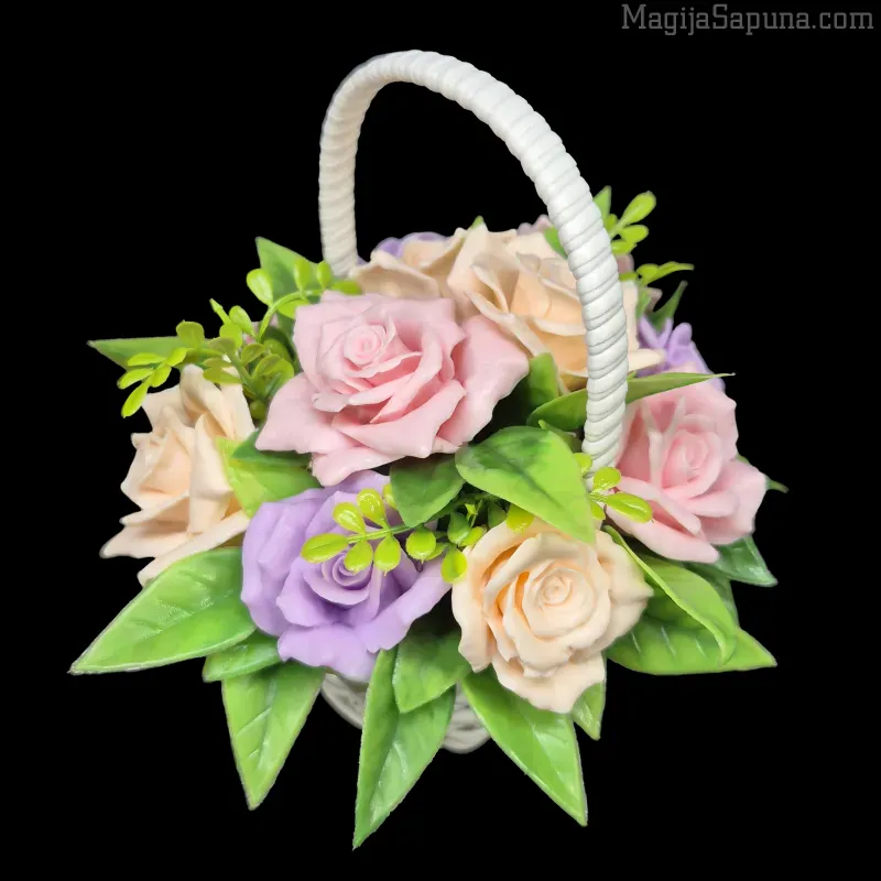 Elegantna pletena korpica sa ružama