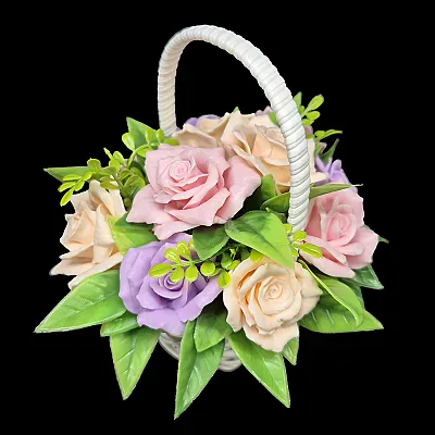 Elegantna pletena korpica sa ružama
