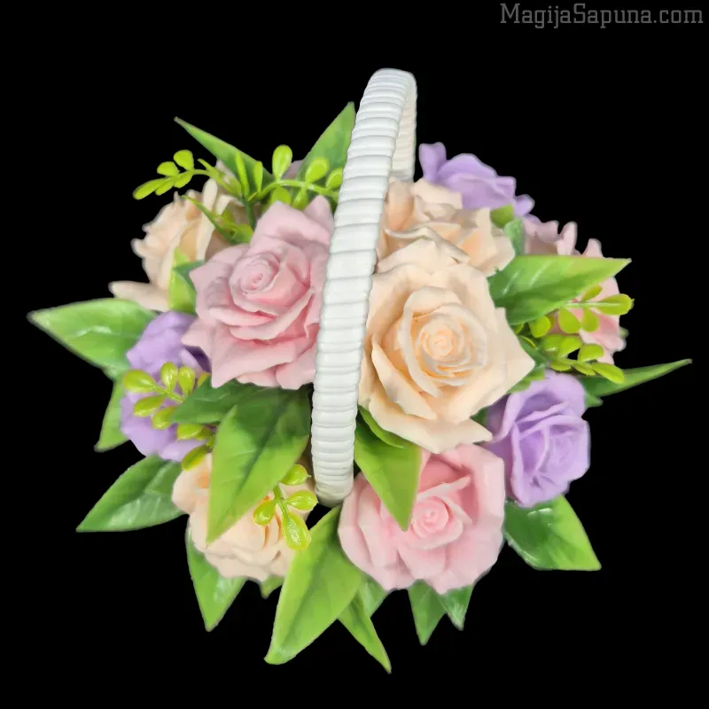 Elegantna pletena korpica sa ružama