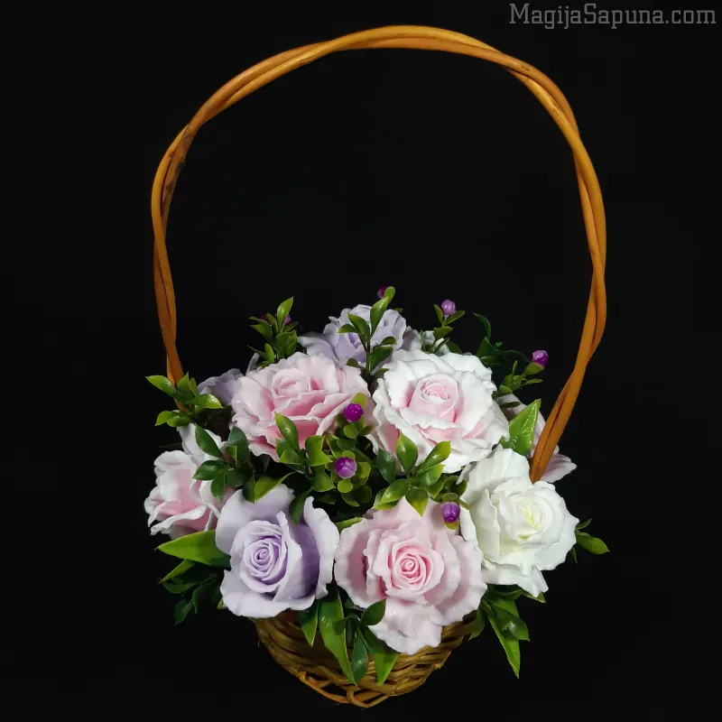 Buket od 11 nežnih ruža u pletenoj korpici