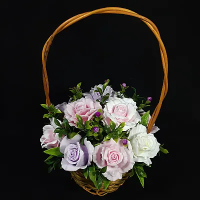 Buket od 11 nežnih ruža u pletenoj korpici