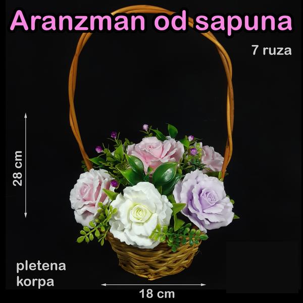 Sedam pastelnih ruža u pletenoj korpi