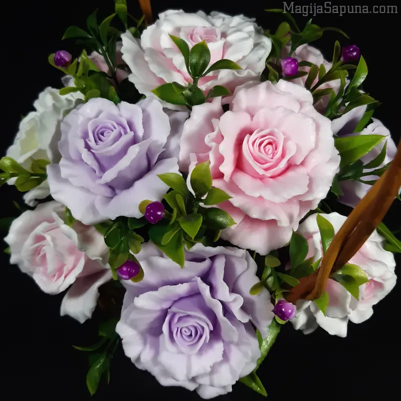 Buket od 11 nežnih ruža u pletenoj korpici