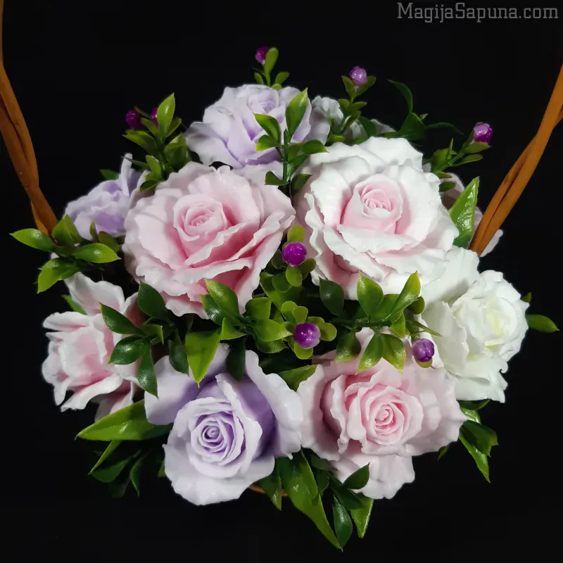 Buket od 11 nežnih ruža u pletenoj korpici