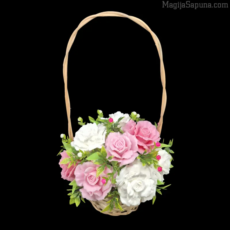 Buket od 11 nežnih ruža u pletenoj korpici