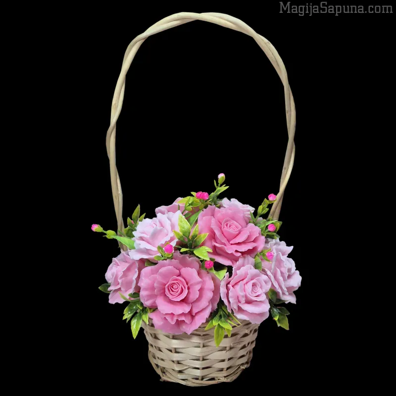 Buket od 11 nežnih ruža u pletenoj korpici