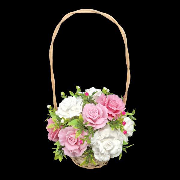 Buket od 11 nežnih ruža u pletenoj korpici