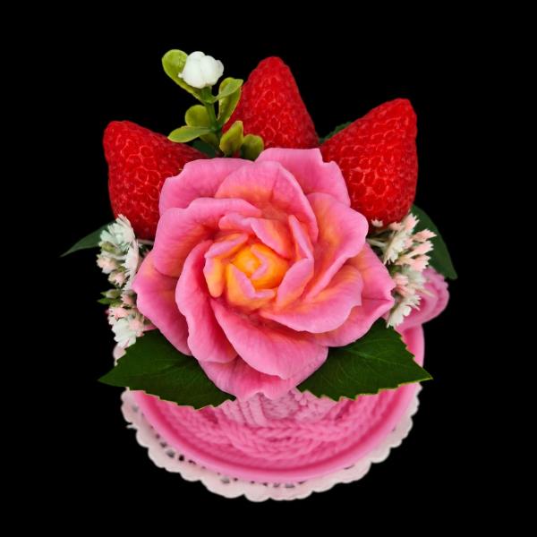 Pletena roze šolja od sapuna sa ružom i tri jagode