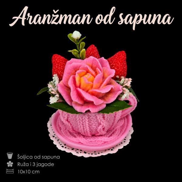 Pletena roze šolja od sapuna sa ružom i tri jagode
