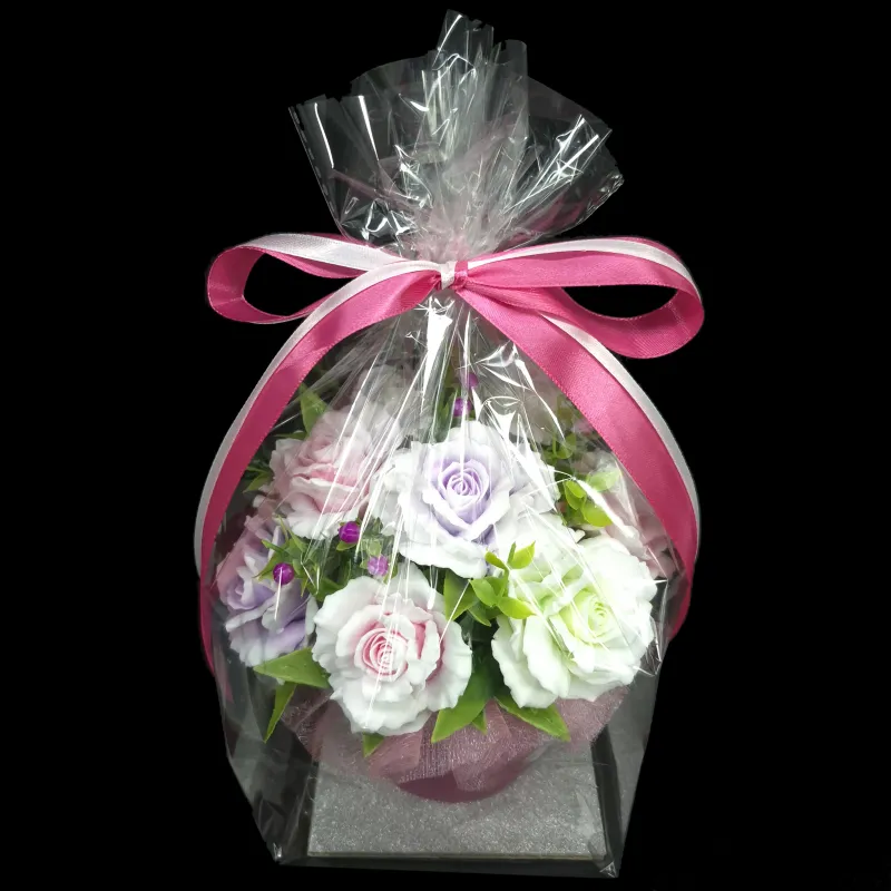 11 nežnih, čipkastih ruža u elegantnoj keramičkoj saksiji