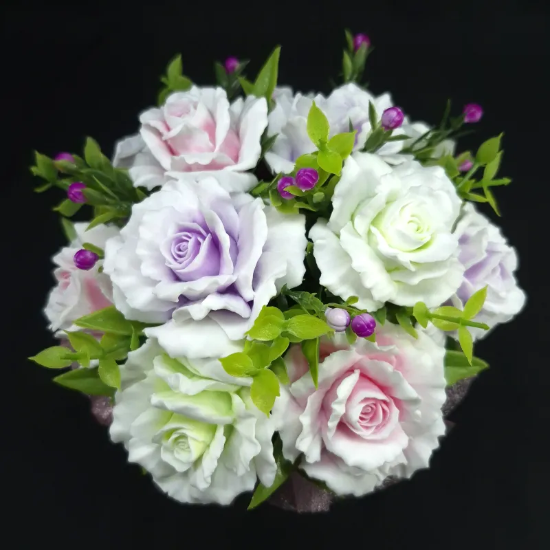 11 nežnih, čipkastih ruža u elegantnoj keramičkoj saksiji