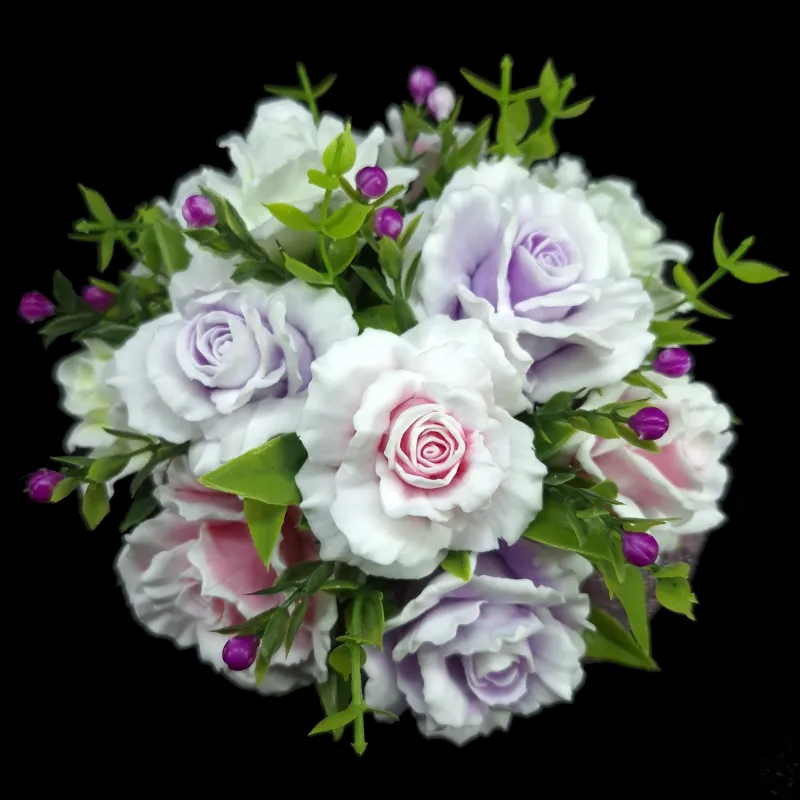 11 nežnih, čipkastih ruža u elegantnoj keramičkoj saksiji