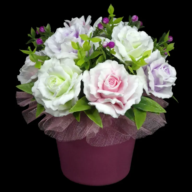 11 nežnih, čipkastih ruža u elegantnoj keramičkoj saksiji