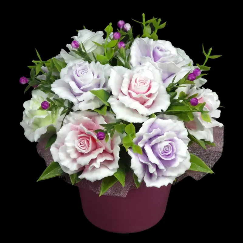 11 nežnih, čipkastih ruža u elegantnoj keramičkoj saksiji