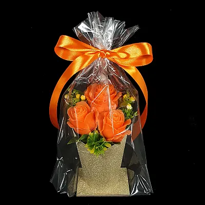 3 narandžaste ruže u zlatnoj kartonskoj saksiji