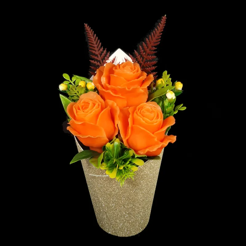 3 narandžaste ruže u zlatnoj kartonskoj saksiji