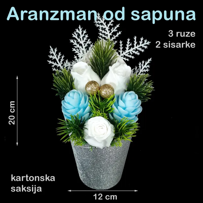 Aranžman u srebrnoj saksiji - bele ruže, plave šišarke