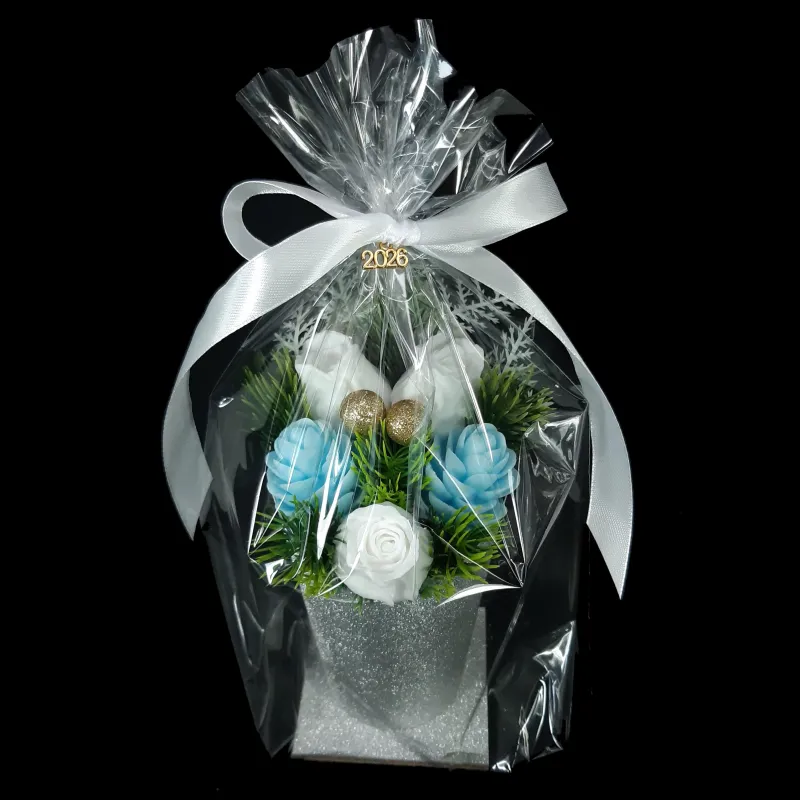 Aranžman u srebrnoj saksiji - bele ruže, plave šišarke