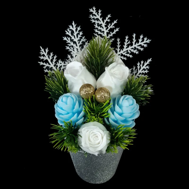 Aranžman u srebrnoj saksiji - bele ruže, plave šišarke