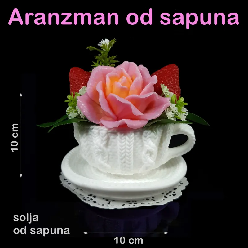 Bela “pletena” šolja od sapuna sa ružom i tri jagode