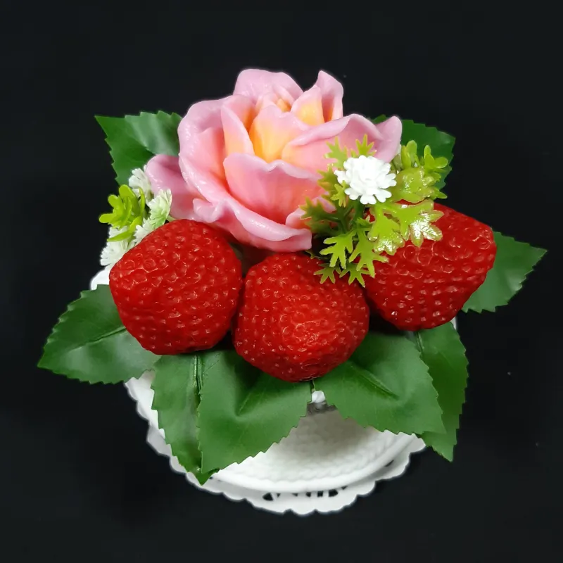 Bela “pletena” šolja od sapuna sa ružom i tri jagode