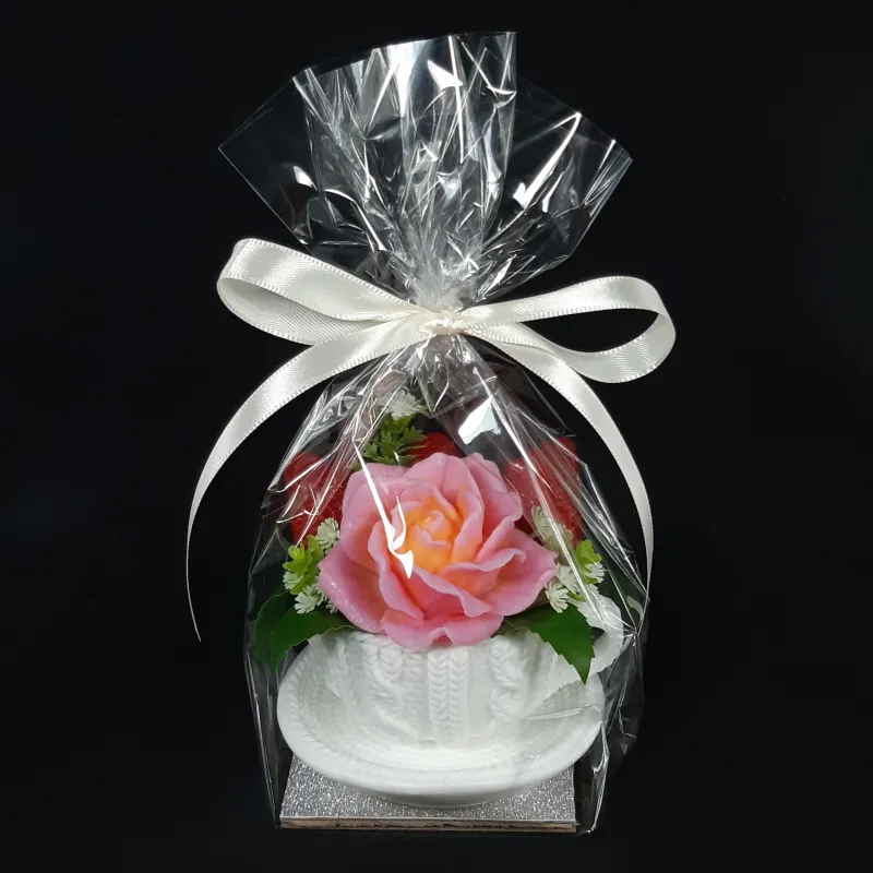 Bela “pletena” šolja od sapuna sa ružom i tri jagode