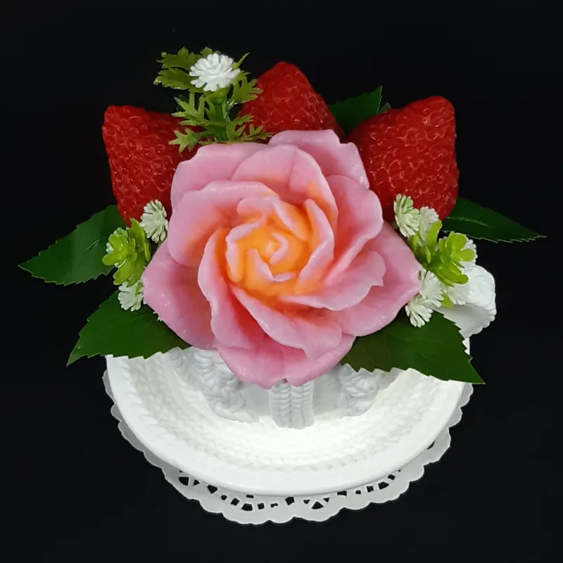 Bela “pletena” šolja od sapuna sa ružom i tri jagode