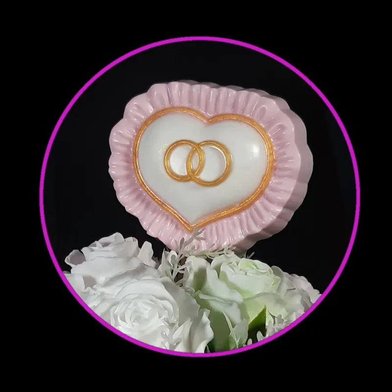 Dve burme od sapuna na roze jastučiću